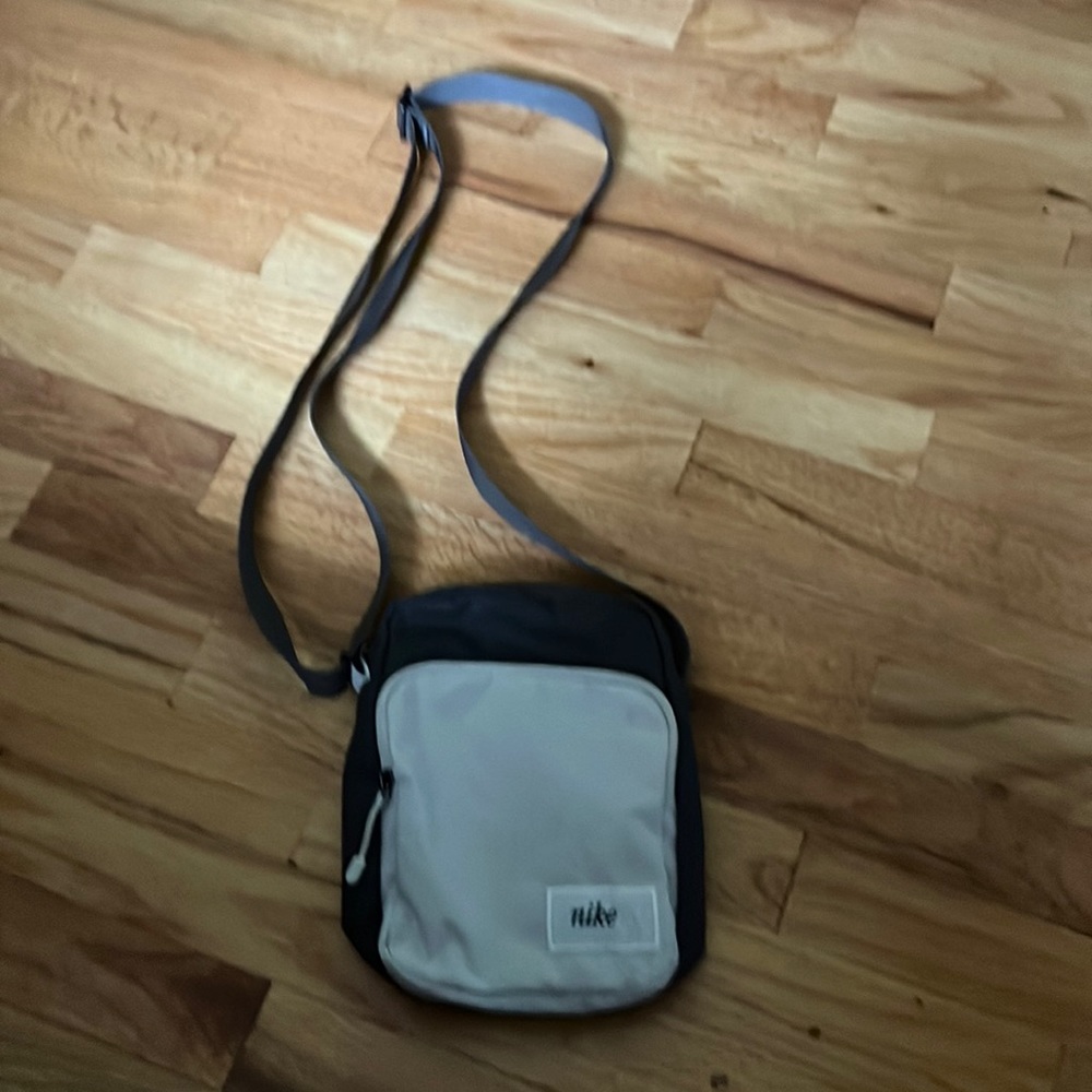 Nike cross body bag with straps.